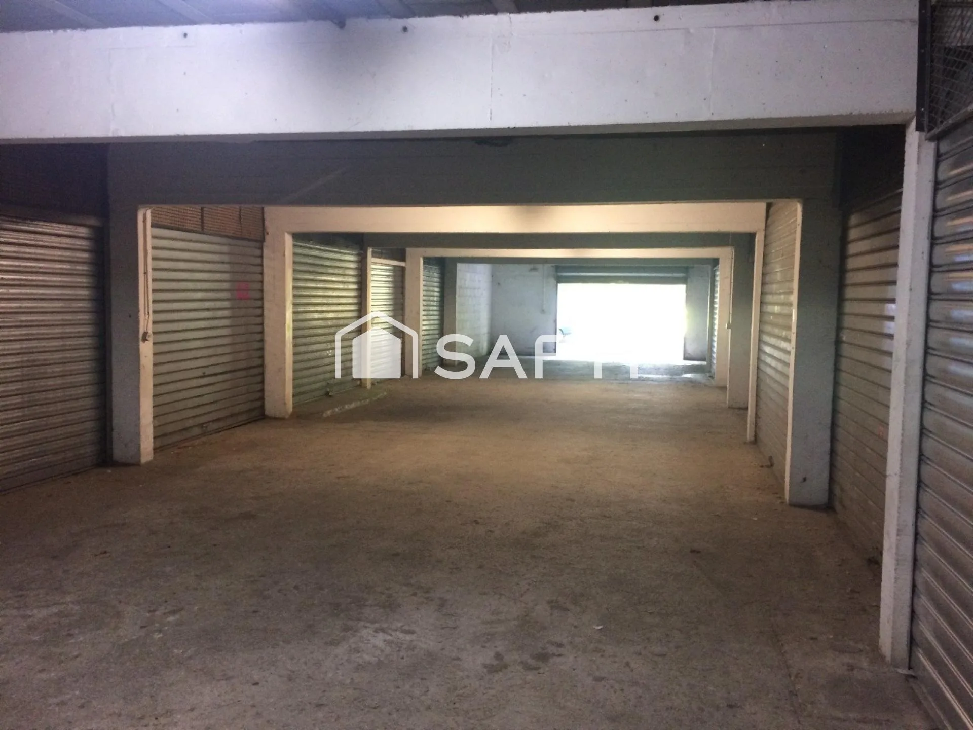 A VENDRE MARSEILLE 11ème DEUX GRANDS GARAGES LOUES